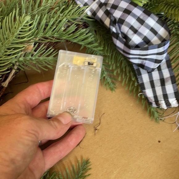 Home Reflections Wreath - Picture 3 of 4